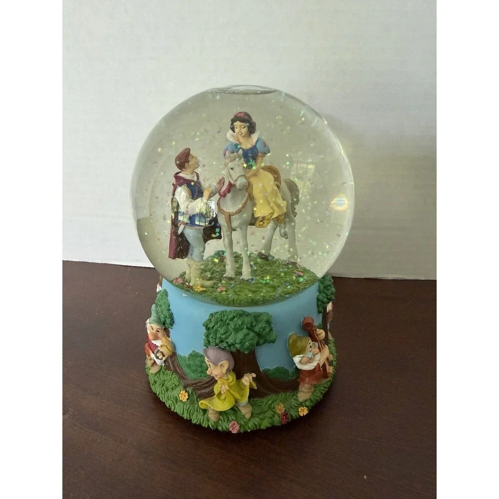 Disney Enesco Snow White & The Prince Musical Snow Globe